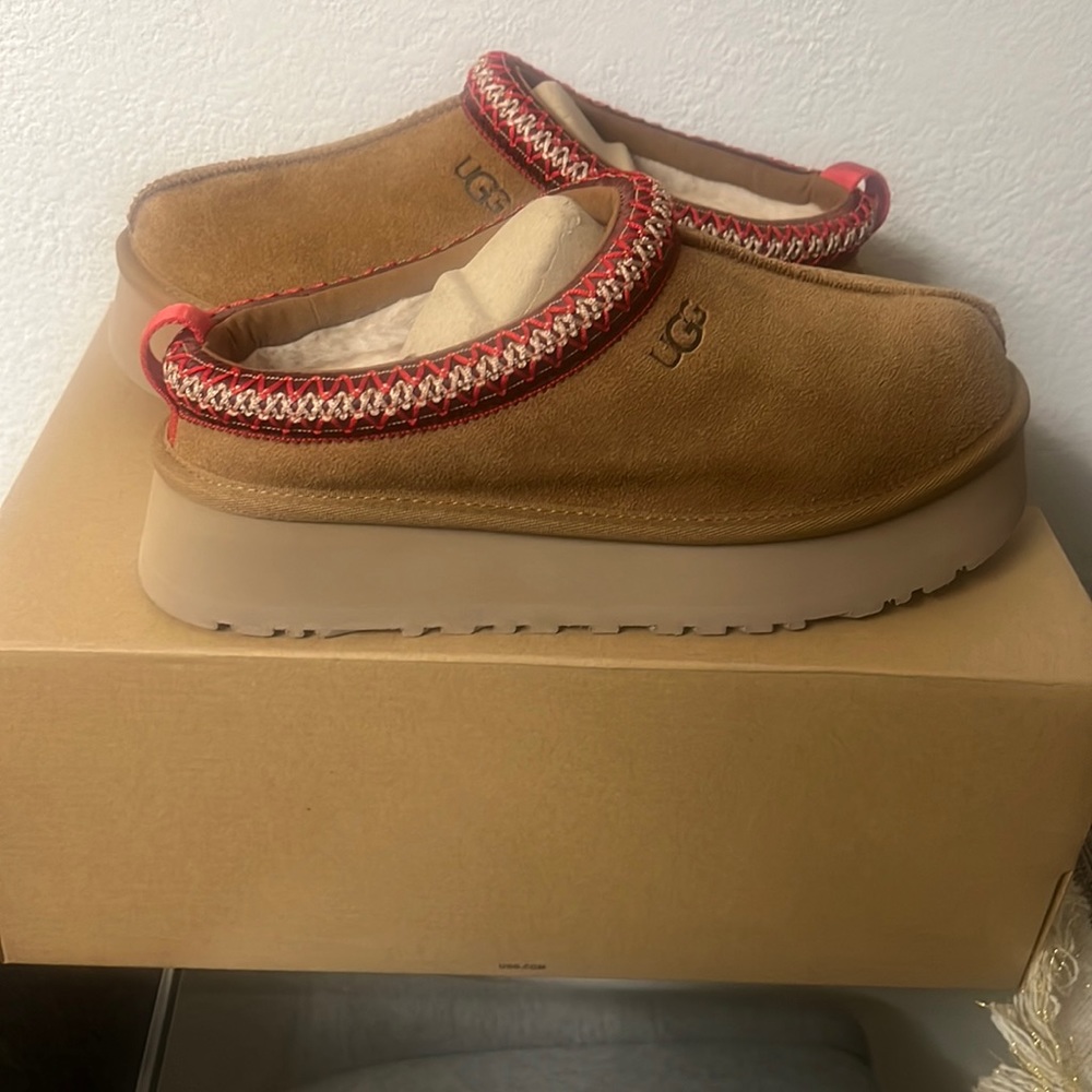 UGG TAZZ Platform slippers in Chestnut!